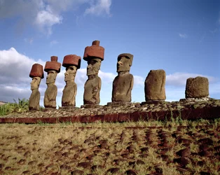 Monolithische Statuen auf Ahu Nau Nau am Anakena-Strand, ca. 1000-1600